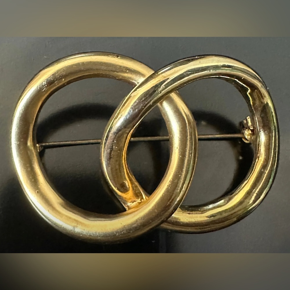 Vintage Nina Ricci Gold Tone Designer Brooch.
Signed by Nina Rich.